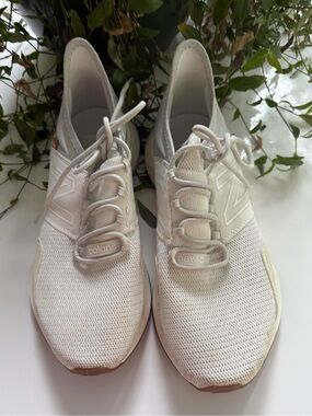 EUC New Balance Roav Fresh Foam White Mesh Women’s Athletic Sneakers IS size 9